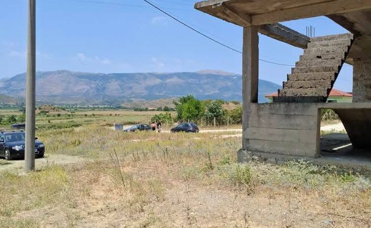 SHITET SHTEPI PRIVATE E PAPERFUNDUAR ME MUR GURI SIPERFAQE TRUALLI 300 m2 SIPERFAQE NDERTIMI 132 m2, VALARË GJIROKASTËR.