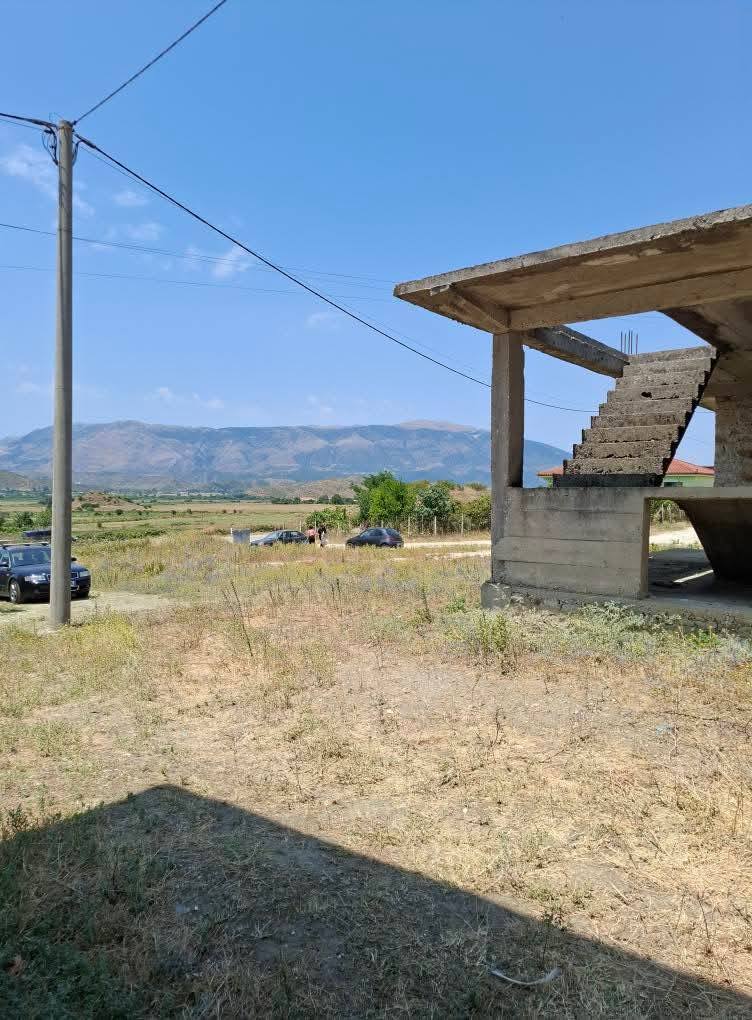 SHITET SHTEPI PRIVATE E PAPERFUNDUAR ME MUR GURI SIPERFAQE TRUALLI 300 m2 SIPERFAQE NDERTIMI 132 m2, VALARË GJIROKASTËR.