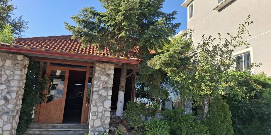 Shitet kompleks hotel-restorant + karburant në rrugë kryesore – 600.000€ 💶– Kakavijë, pranë doganës