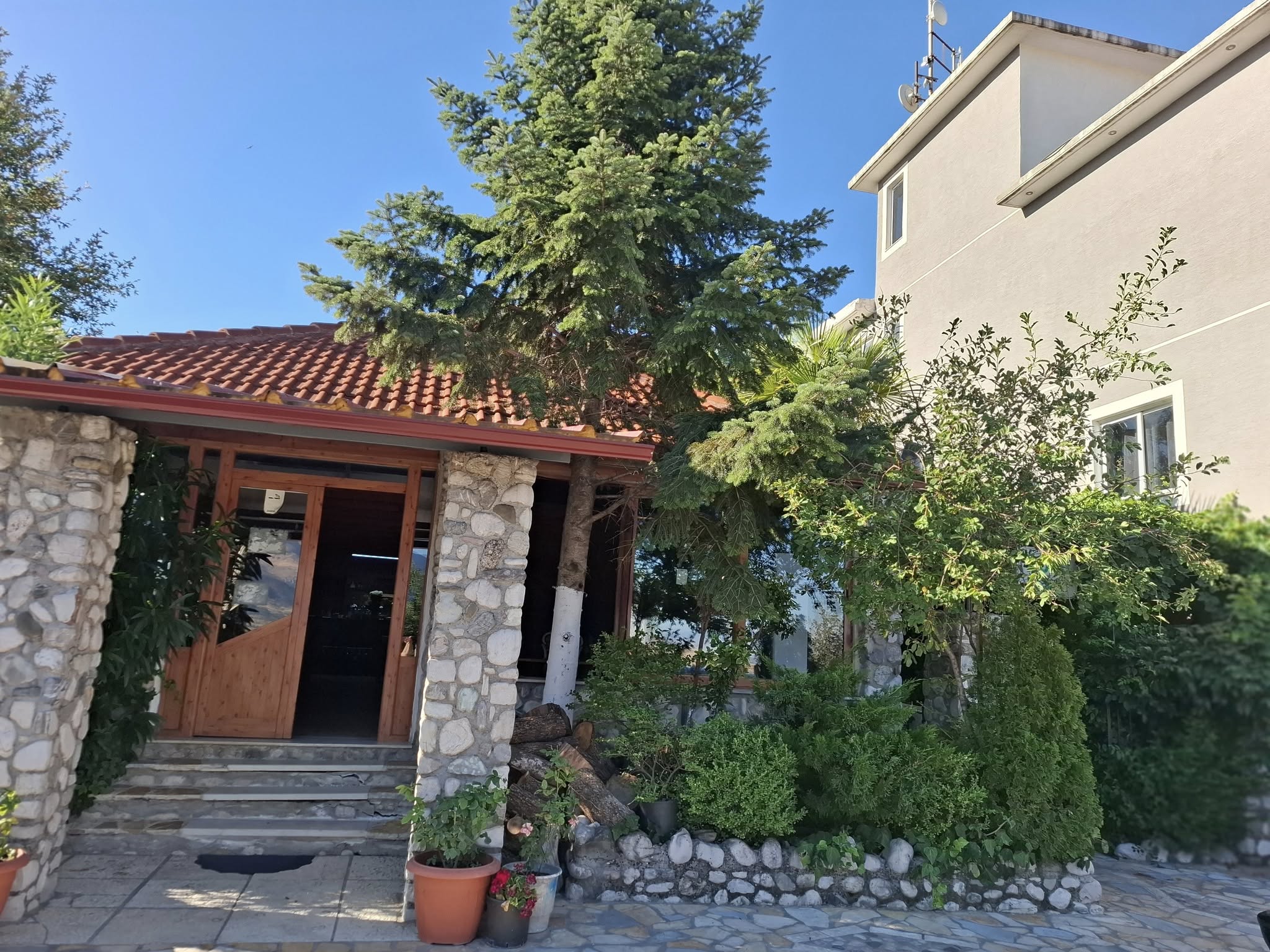 Shitet kompleks hotel-restorant + karburant në rrugë kryesore – 600.000€ 💶– Kakavijë, pranë doganës