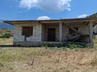 SHITET SHTEPI PRIVATE E PAPERFUNDUAR ME MUR GURI SIPERFAQE TRUALLI 300 m2 SIPERFAQE NDERTIMI 132 m2, VALARË GJIROKASTËR.