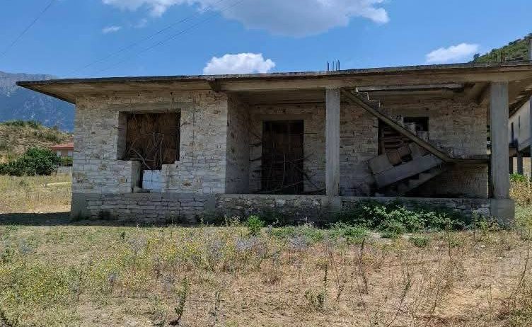 SHITET SHTEPI PRIVATE E PAPERFUNDUAR ME MUR GURI SIPERFAQE TRUALLI 300 m2 SIPERFAQE NDERTIMI 132 m2, VALARË GJIROKASTËR.