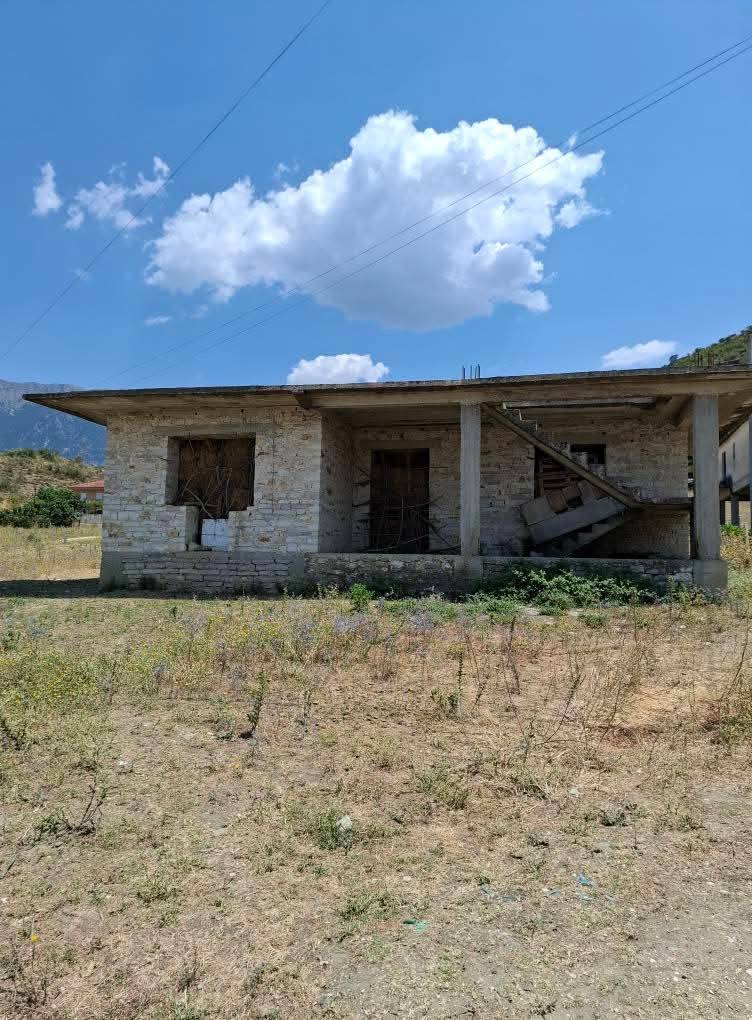 SHITET SHTEPI PRIVATE E PAPERFUNDUAR ME MUR GURI SIPERFAQE TRUALLI 300 m2 SIPERFAQE NDERTIMI 132 m2, VALARË GJIROKASTËR.