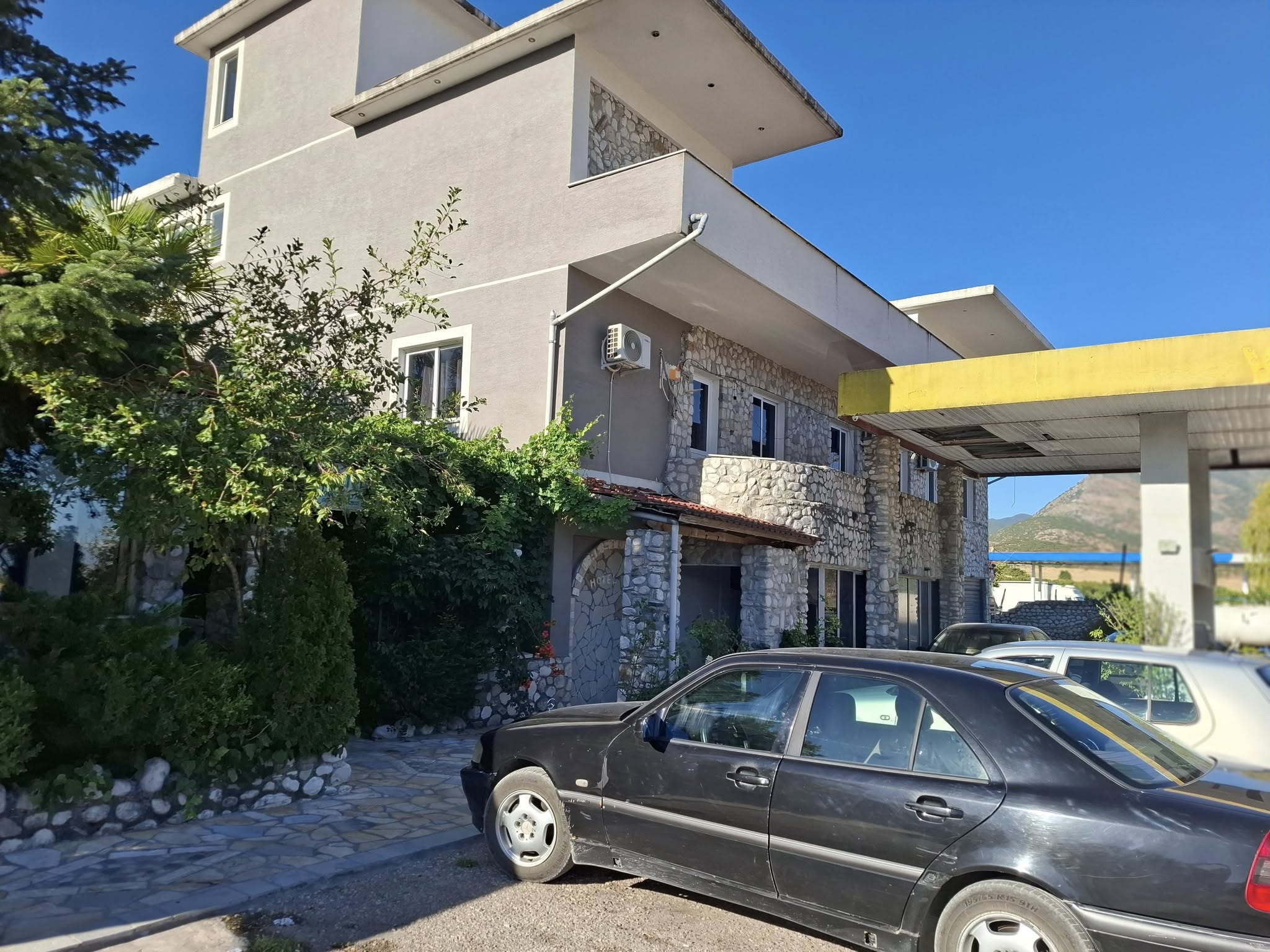 Shitet kompleks hotel-restorant + karburant në rrugë kryesore – 600.000€ 💶– Kakavijë, pranë doganës