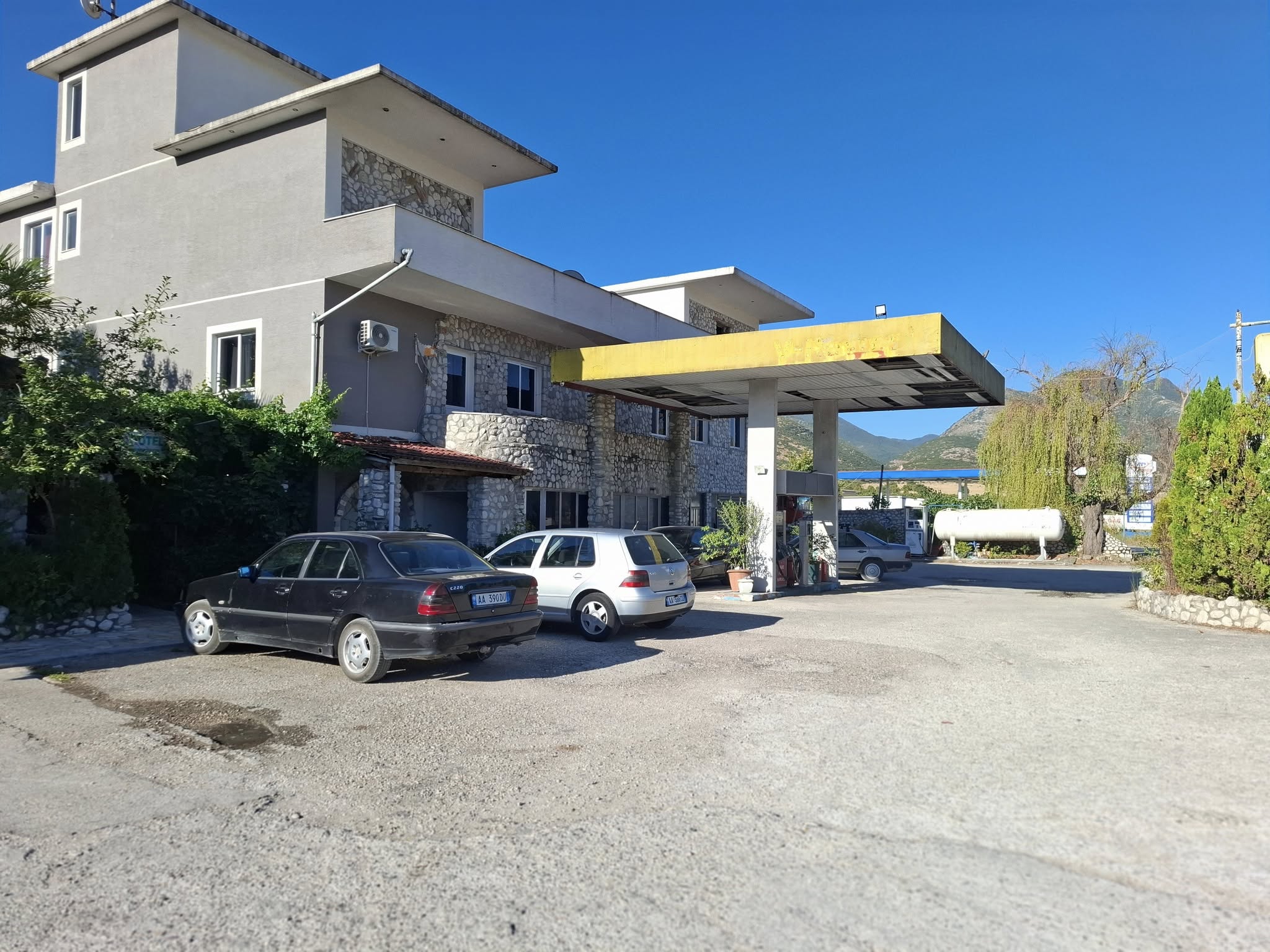 Shitet kompleks hotel-restorant + karburant në rrugë kryesore – 600.000€ 💶– Kakavijë, pranë doganës